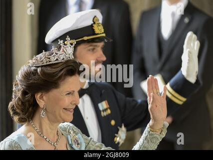 STOCKHOLM 20130608 Prinz Carl Philip und Königin Silvia kommen nach der Hochzeit von Prinzessin Madeleine und Christopher O`Neill in der Königlichen Kapelle von Stockholm, Schweden, 8. Juni 2013 im Schloss Drottningholm an. Foto: Christine Olsson / SCANPIX / kod 10430 Stockfoto